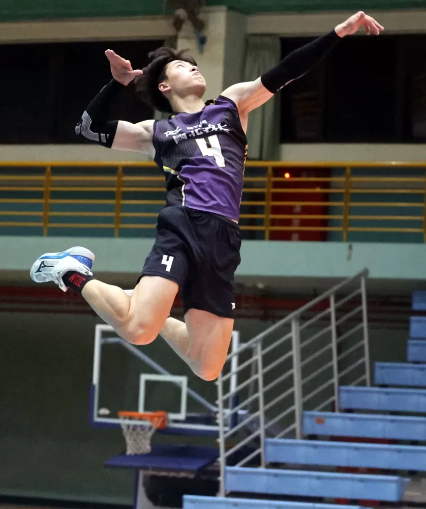 國北教大李元發球犀利。林嘉欣/攝影。