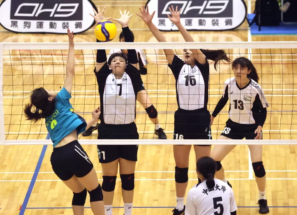 臺師大雙人攔網。林嘉欣/攝影。