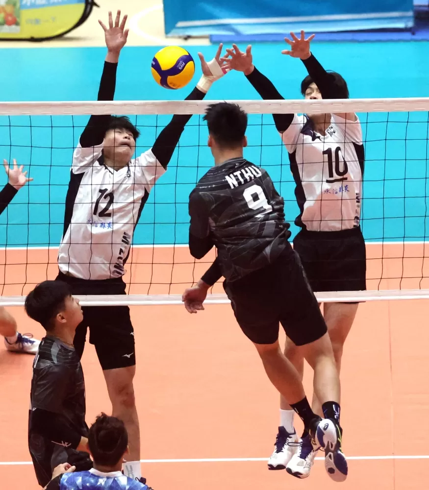 臺師大雙人攔網。