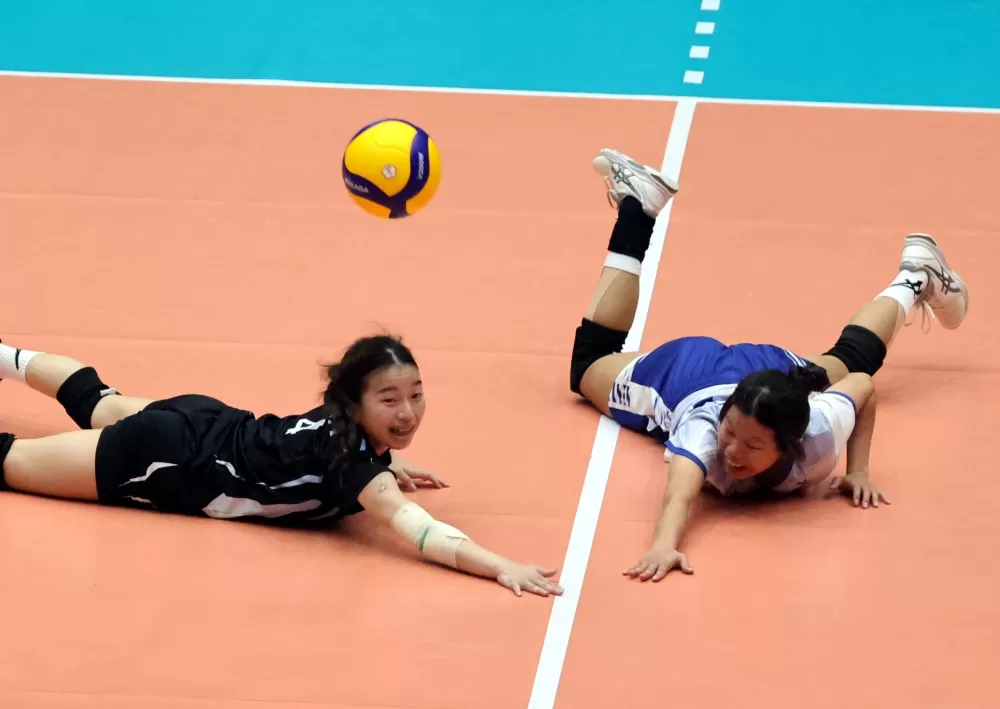 高雄科大奮力救球。林嘉欣／攝影。