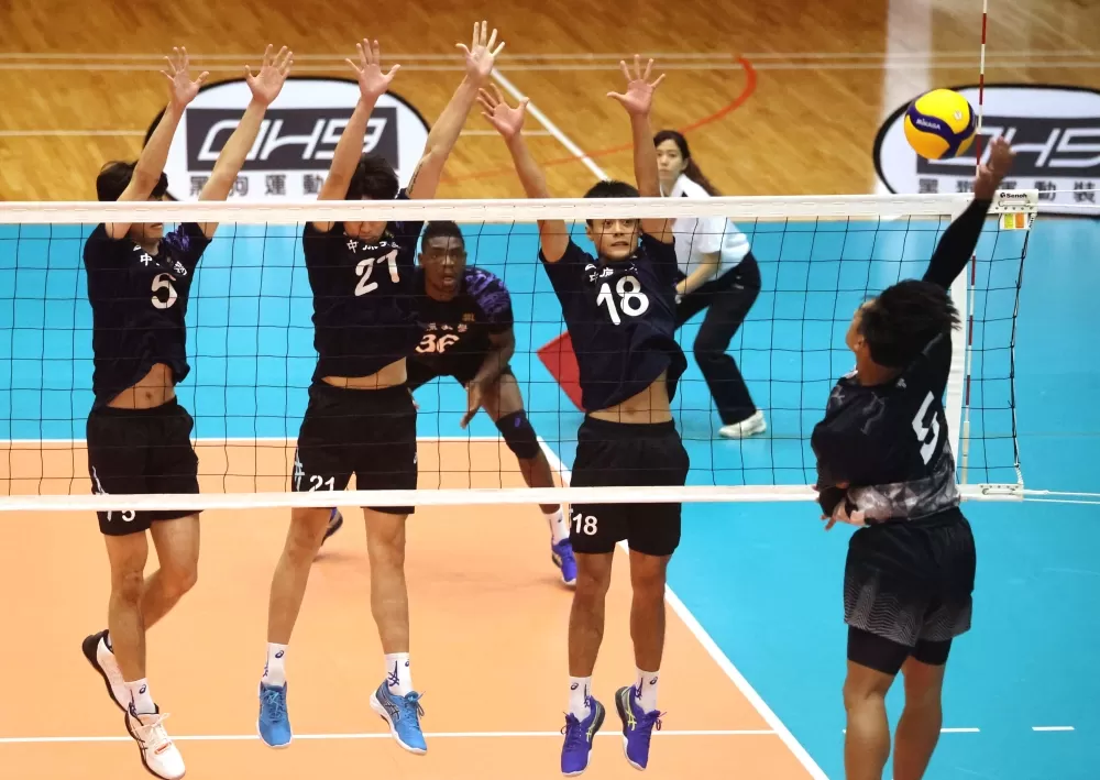 中原大學三人六手聯防。林嘉欣/攝影。