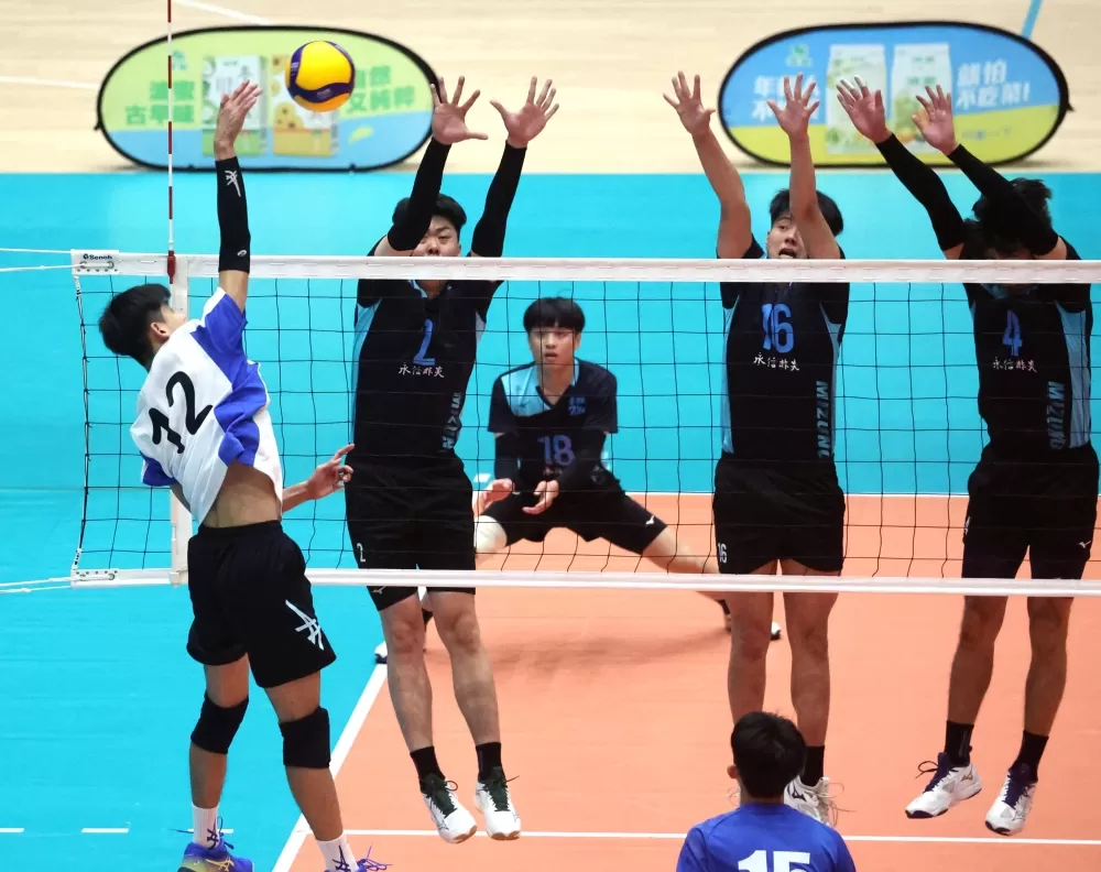 臺師大三人六手聯防。林嘉欣/攝影。