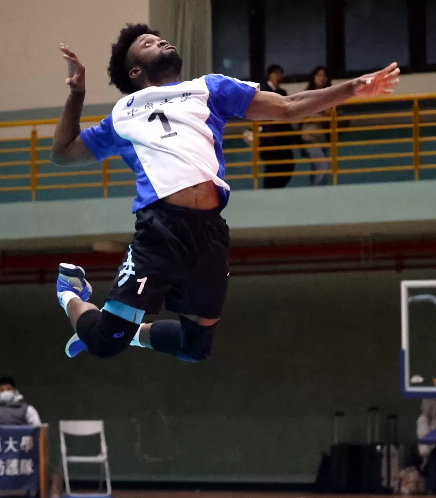 中原大學李尼希米跳躍發球。