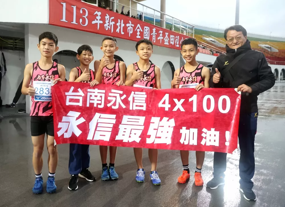 永信國小7連冠,校長吳博明(右)好有面子。林嘉欣/攝影。
