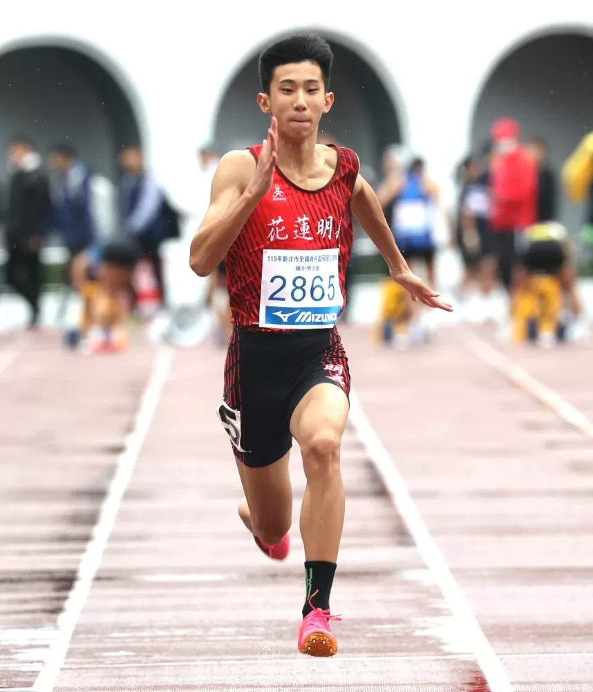 徐唯宸躍100M國小第二傑。林嘉欣/攝影。