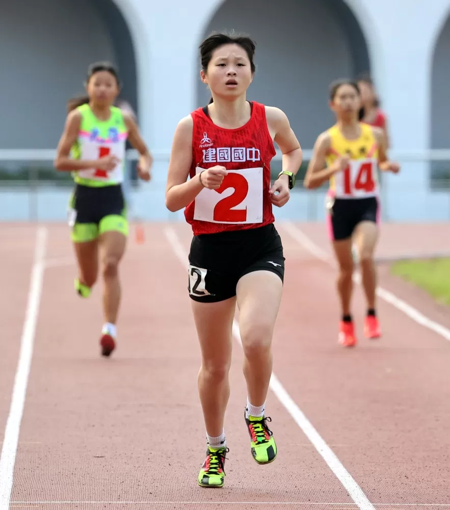 余稜嫻(前)3000M破大會還意外創最佳。林嘉欣/攝影。