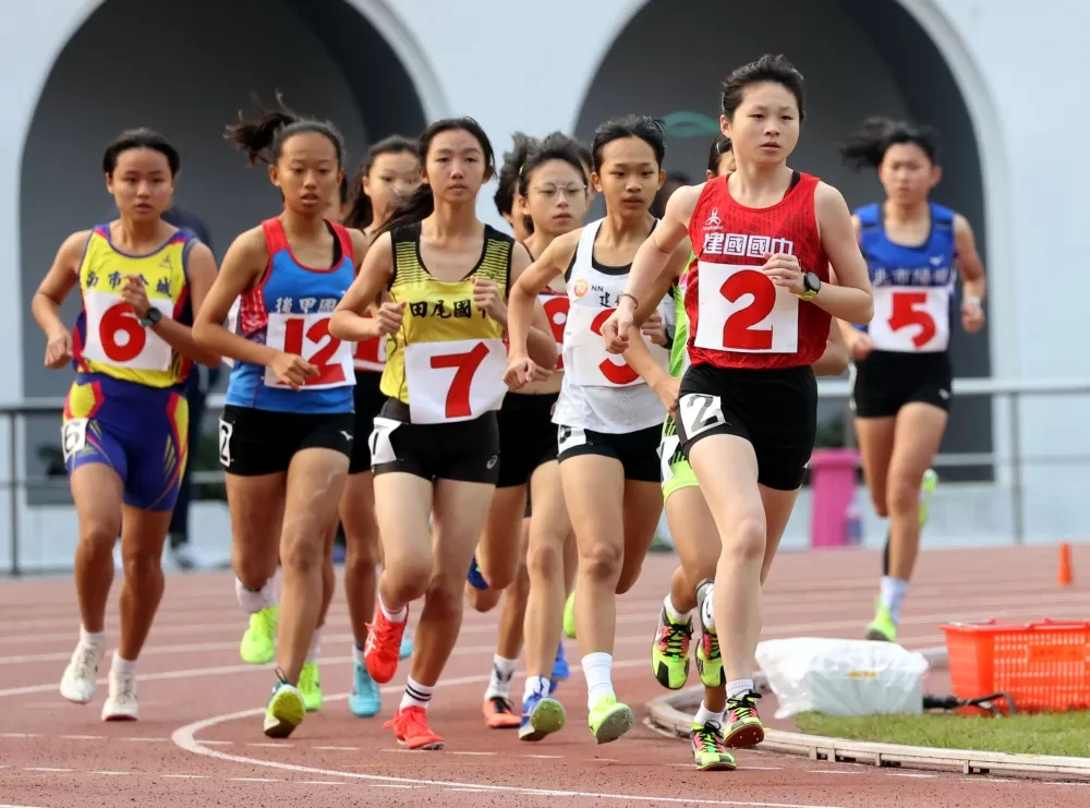 余稜嫻(前)3000M破大會還意外創最佳。林嘉欣/攝影。