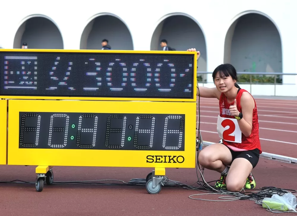余稜嫻(前)3000M破大會還意外創最佳。林嘉欣/攝影。