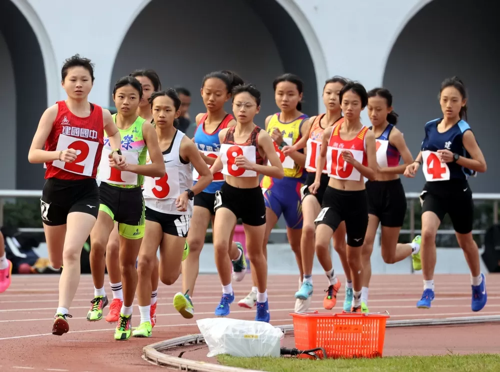 余稜嫻(前)3000M破大會還意外創最佳。林嘉欣/攝影。