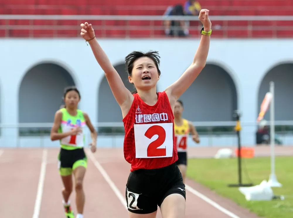 余稜嫻(前)3000M破大會還意外創最佳。林嘉欣/攝影。