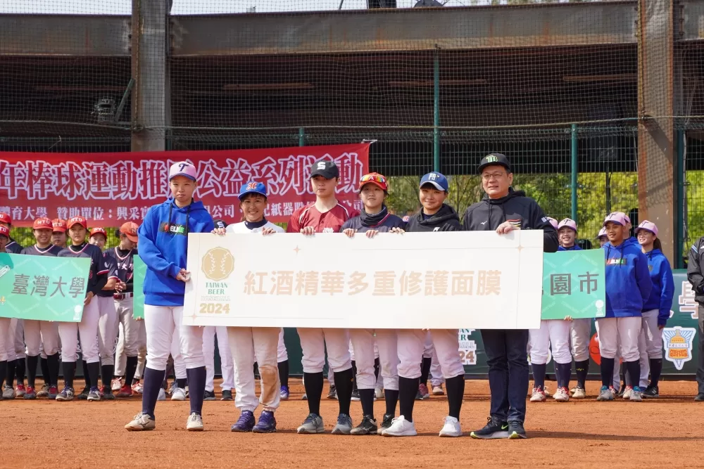 台酒公司贈禮物給參賽球隊。韓云開/攝影