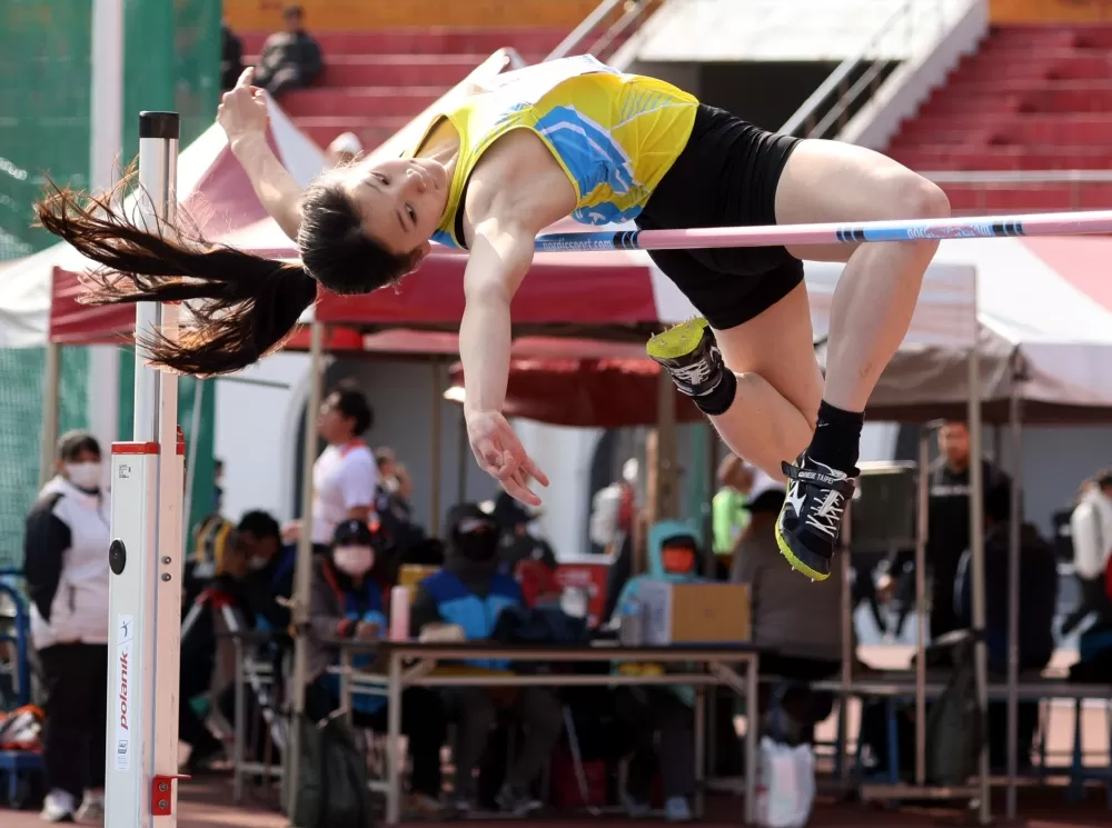 林沛萱在新北青年盃田徑賽跳高以1.77破大會。林嘉欣／攝影。