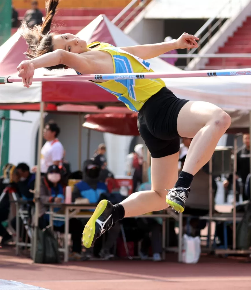 林沛萱在新北青年盃田徑賽跳高以1.77破大會。林嘉欣/攝影。