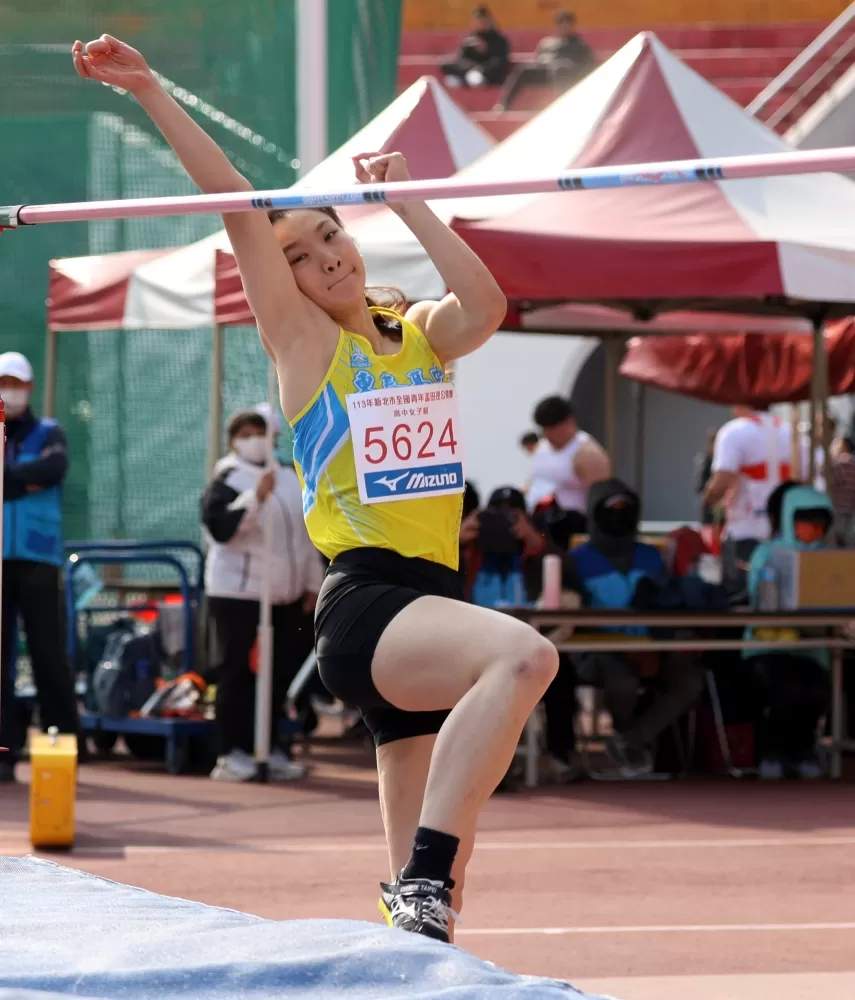 林沛萱在新北青年盃田徑賽跳高以1.77破大會。林嘉欣／攝影。