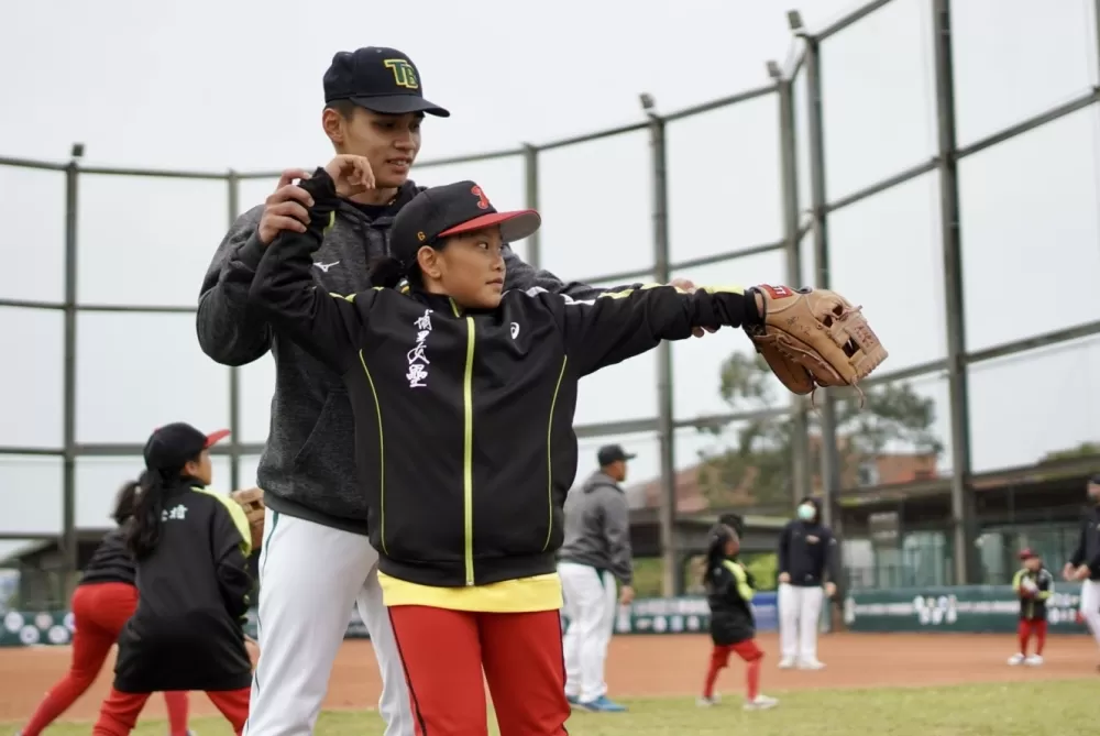 棒球小教室裡由國體棒球隊指導埔里國小女棒學員。陳盈蓁/攝影