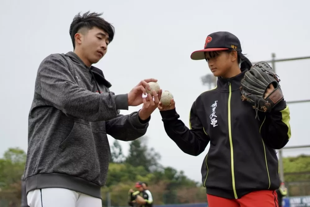 國體棒球隊員指導埔里國小女棒學員。陳盈蓁/攝影