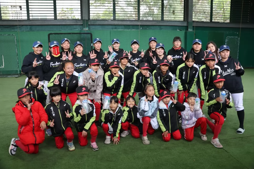 埔里國小女棒與晨星Fearless隊員相見歡。錢怡妏/攝影