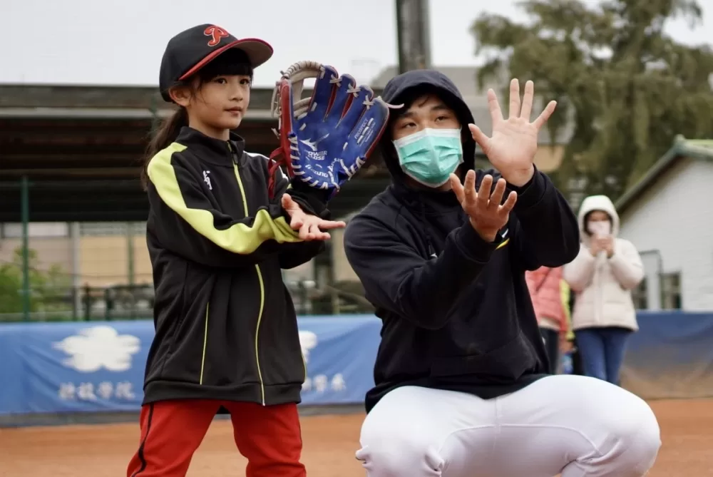 小學員獲得棒球隊指導。陳盈蓁/攝影