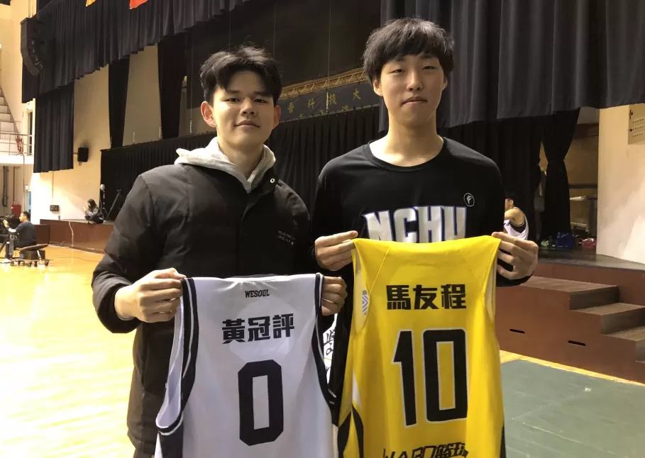 北市大菜鳥馬友程(左)、興大學長黃冠評賽後互換戰袍。