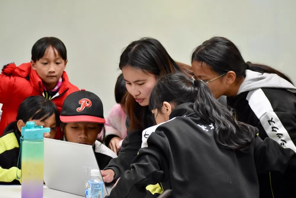 學員們對AI生成圖像感到有趣。呂宜蓁/攝影