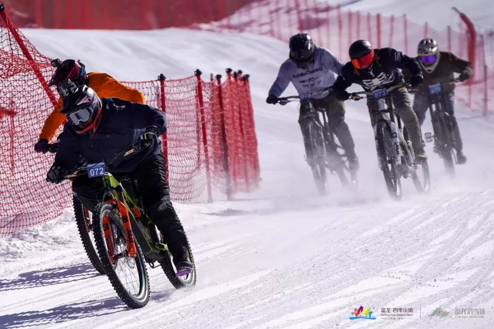 江思翰(前起)和張祐綸。富龍滑雪場提供。