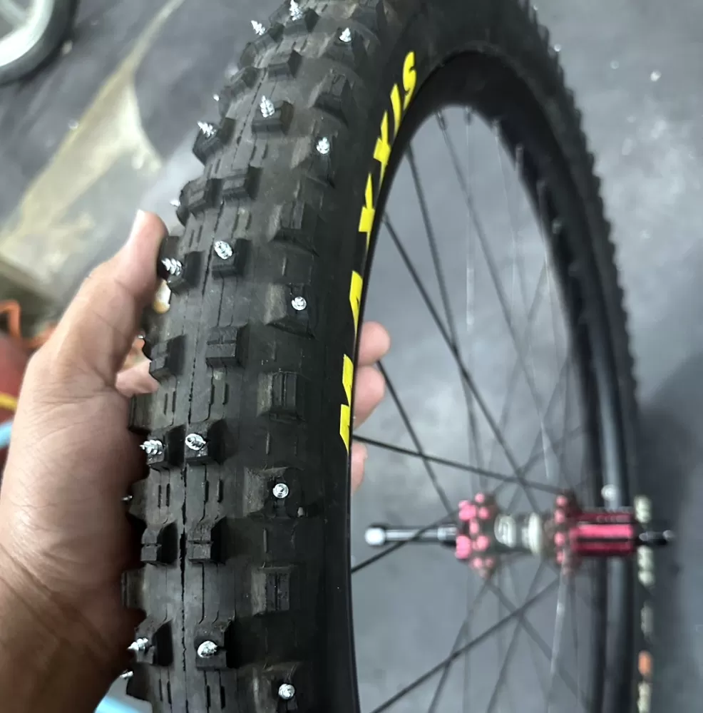 輪胎上加螺絲釘防滑。江思翰提供。