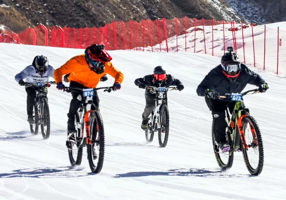 雪地速降賽初體驗,江思翰(右)奪金、張祐綸(前左)得銅。富龍滑雪場提供。