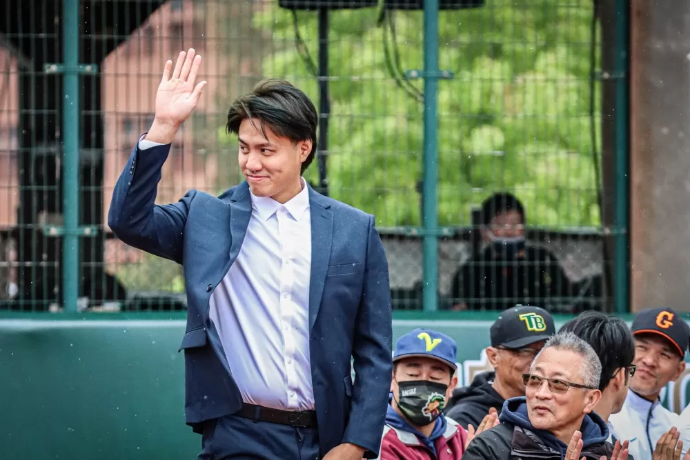 中職新人王鄭浩均參與台啤盃開幕典禮。黃苡芮/攝影