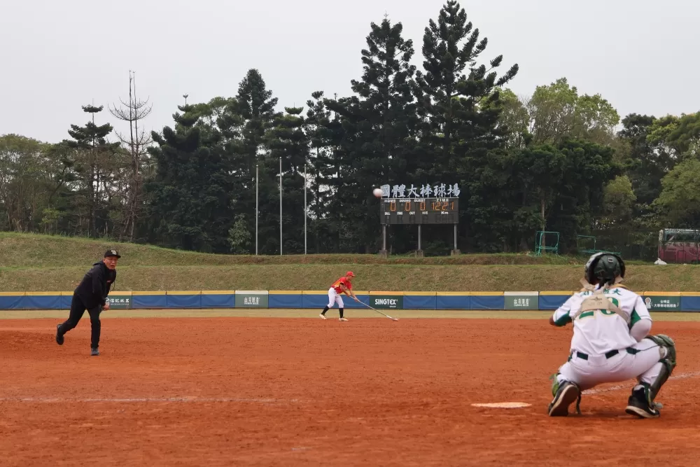台灣菸酒股份有限公司行銷處處長顏瑜良為台啤盃開出好球。李昀芸/攝影