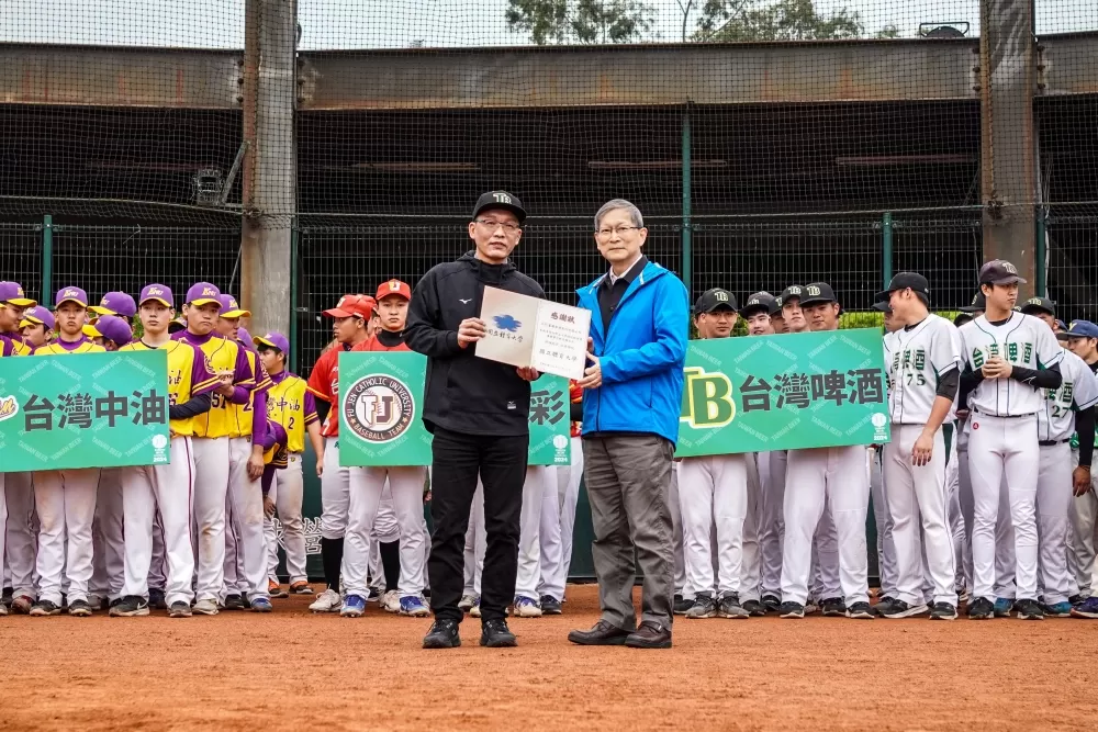 國體大副校長陳國儀頒發感謝狀。林俊佑/攝影