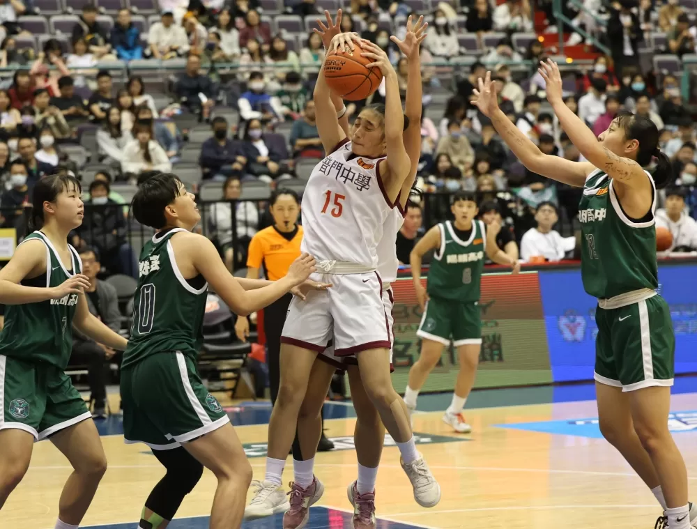 普門卓承沅爭搶板。