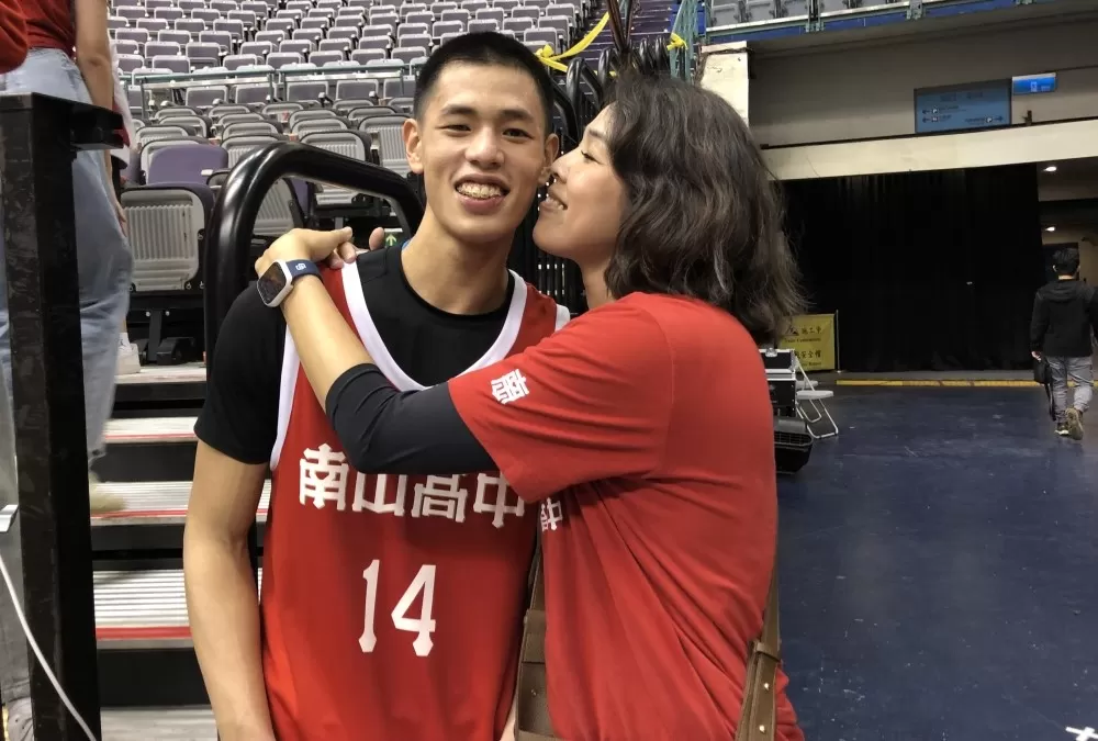 前女籃「三分球美少女」國手媽媽傅姿伶在飆3記外線的愛兒曹祐寧臉頰一吻。