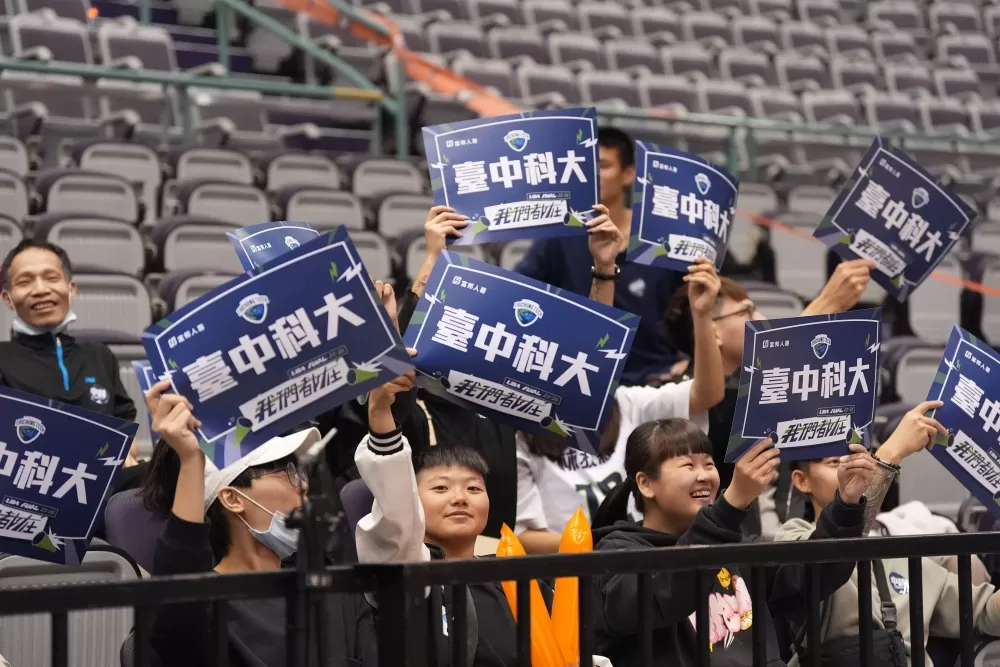 臺中科大加油團。