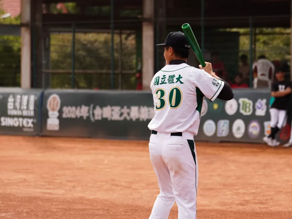 盧奕呈拿著酒瓶造型球棒揮棒開球。侯昕妤/攝影