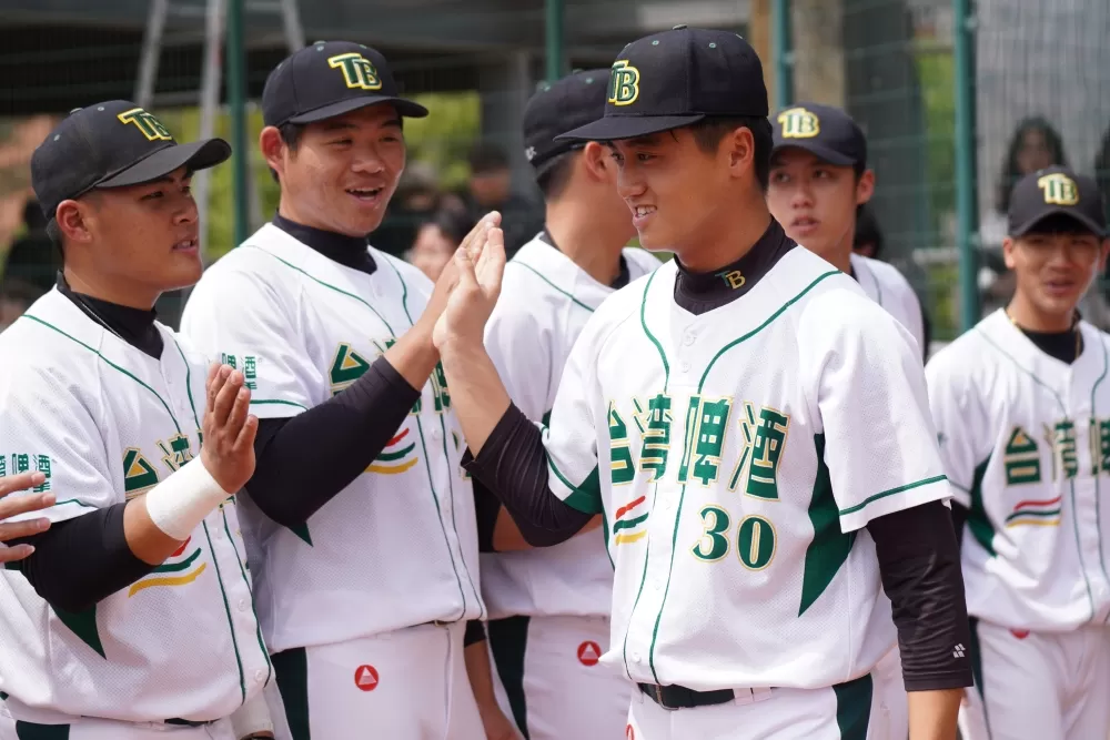 隊長盧亦呈與隊員擊掌出場。侯昕妤/攝影