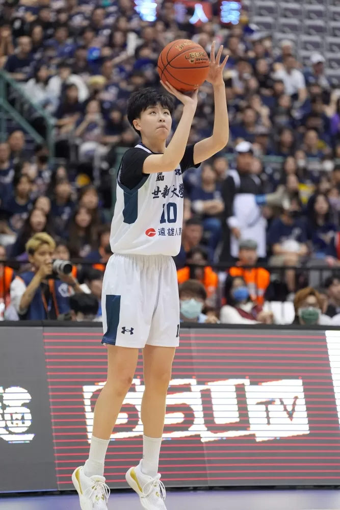 世新大學游沁樺拿下8分6籃板2抄截3阻攻。