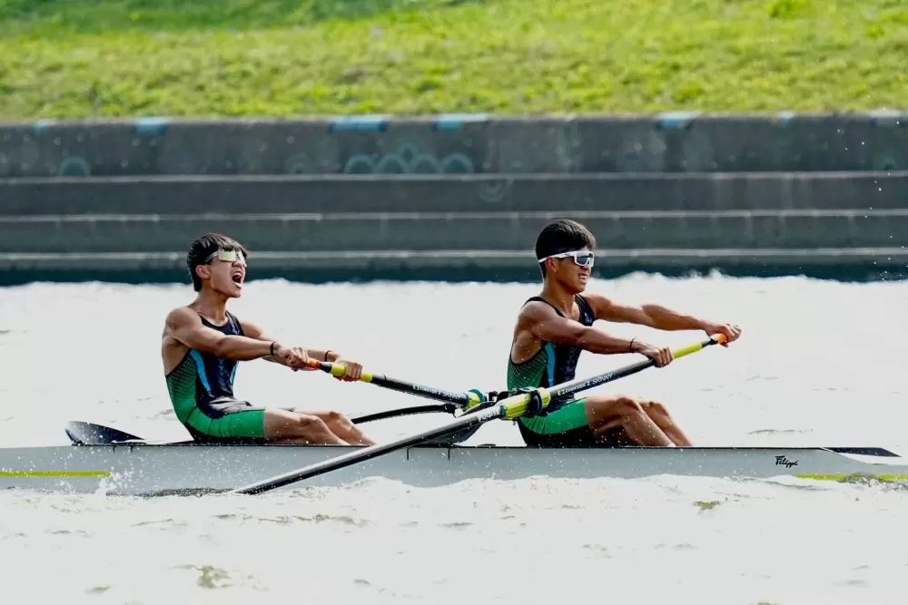 利澤國中林聿鈞(左)／林奕中上午在大風大浪下依舊有不錯的成績（臺北市政府教育局提供）。