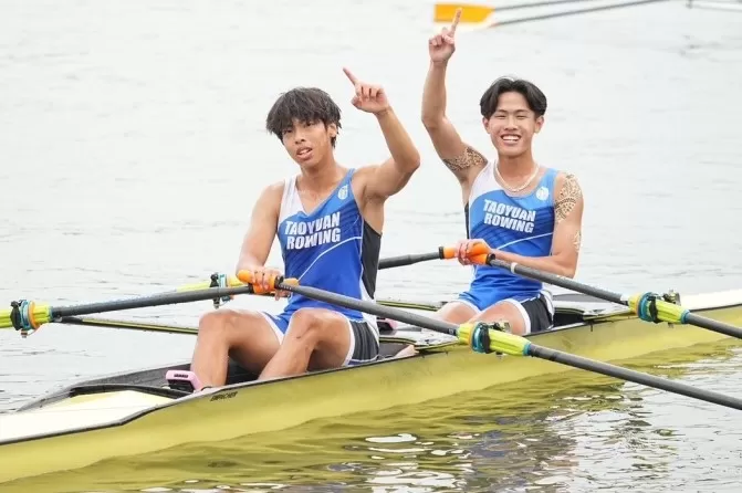 石門國中張雯翔(右)／張易峰摘下全年全中運首金（臺北市政府教育局提供）。