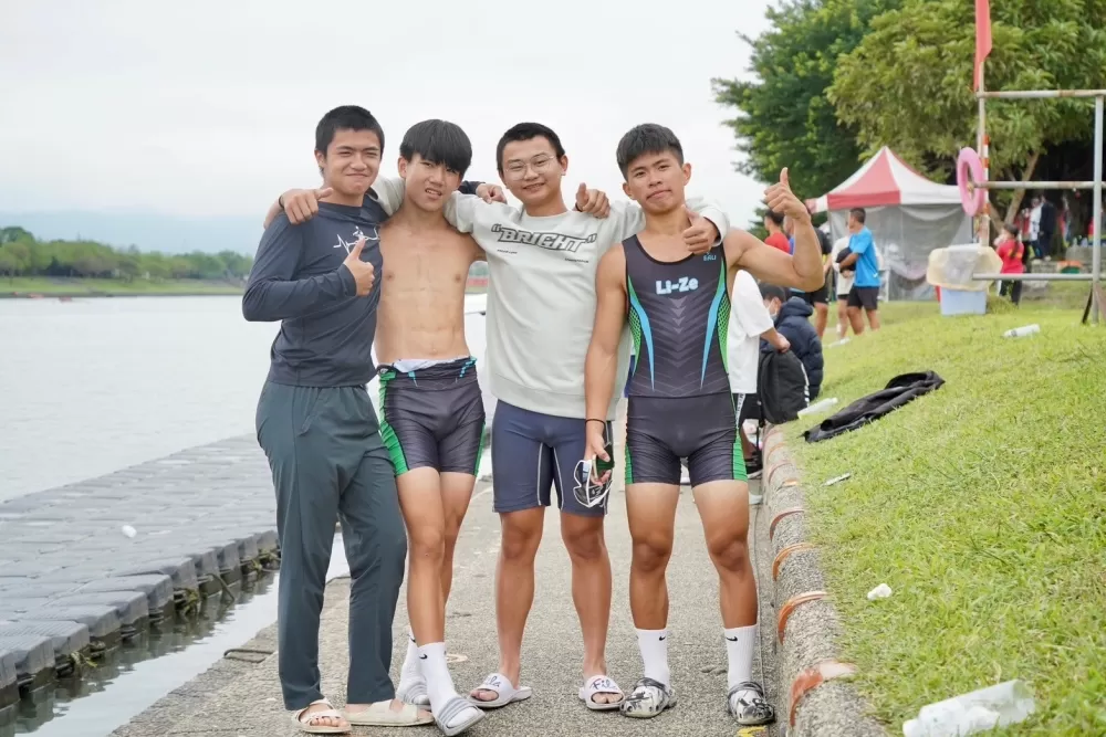 林聿鈞(左2)/陳柏凱(右1)與利澤學長們建立起國男雙人單槳霸業(臺北市政府教育局提供)。