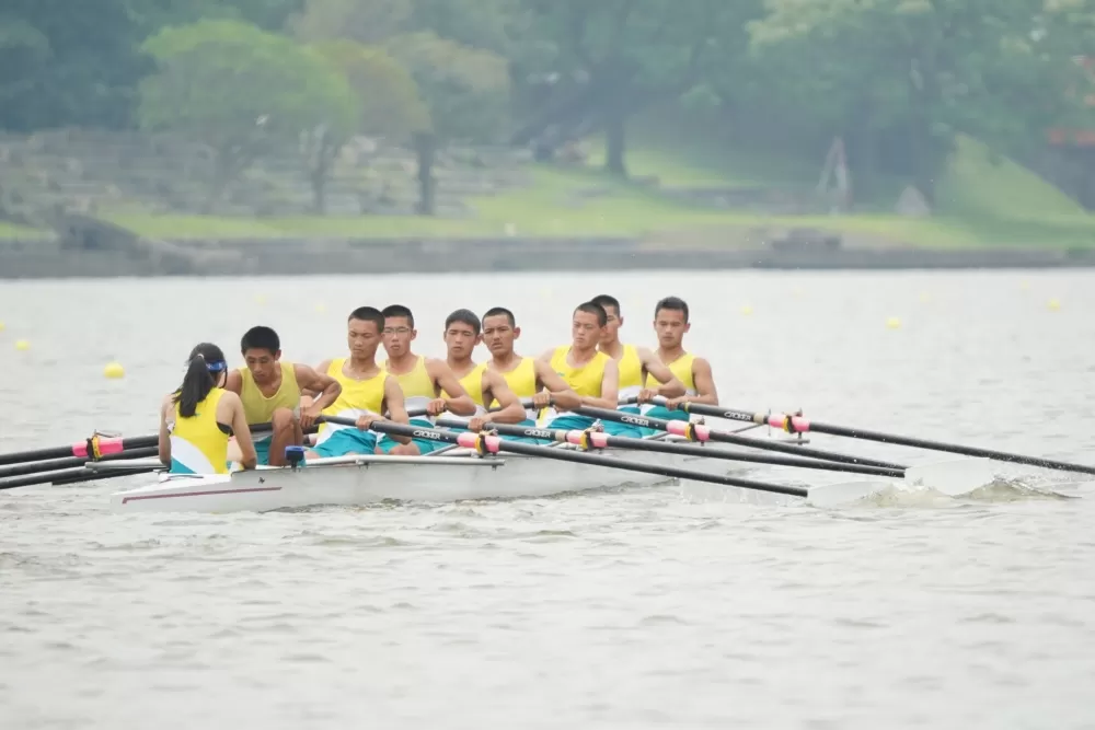 南投縣水里商工在高男組划船八人單槳有舵手式尋求二連霸（臺北市政府教育局提供）。