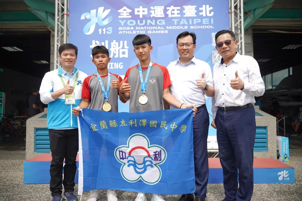 體育署署長鄭世忠(右2)特地到場與選手合照（臺北市政府教育局提供）。