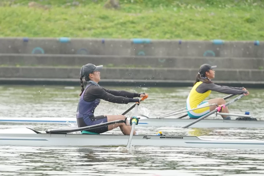高女組單人雙槳尋求二連霸的新北市三民高中喻沛棻(左)(臺北市政府教育局提供)。