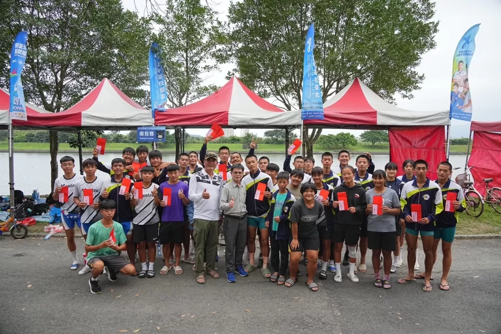 南投縣水里商工和水里國中共聯手摘下7金,縣政府立刻頒紅包(臺北市政府教育局提供)。