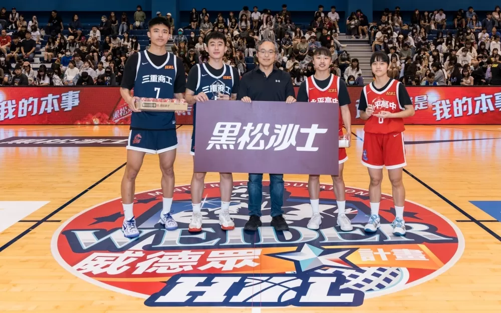 名衍行銷總經理黃成翰頒發個人技術挑戰賽獲勝者。