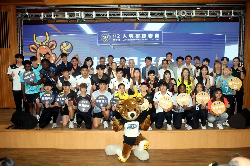 112學年度UVL大專排球聯賽決賽賽前記者會大合影。林嘉欣/攝影。