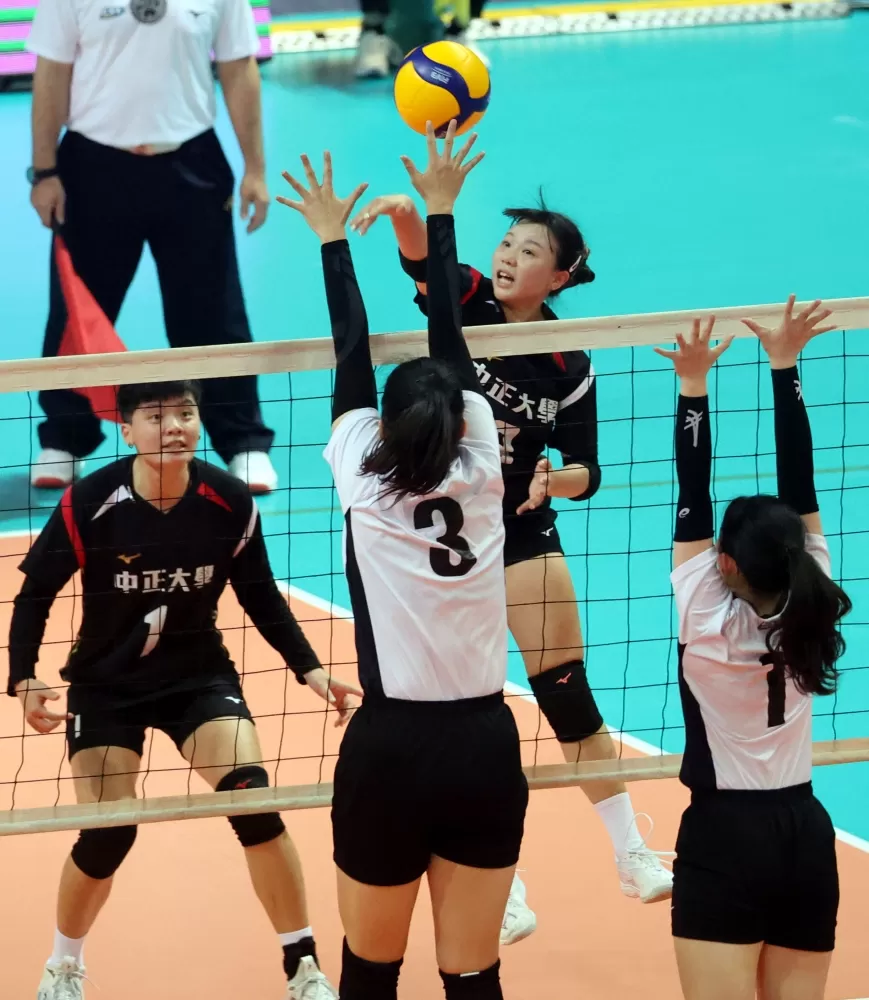 中正大學葉軒岑(左)對清大之戰得25分。林嘉欣/攝影。