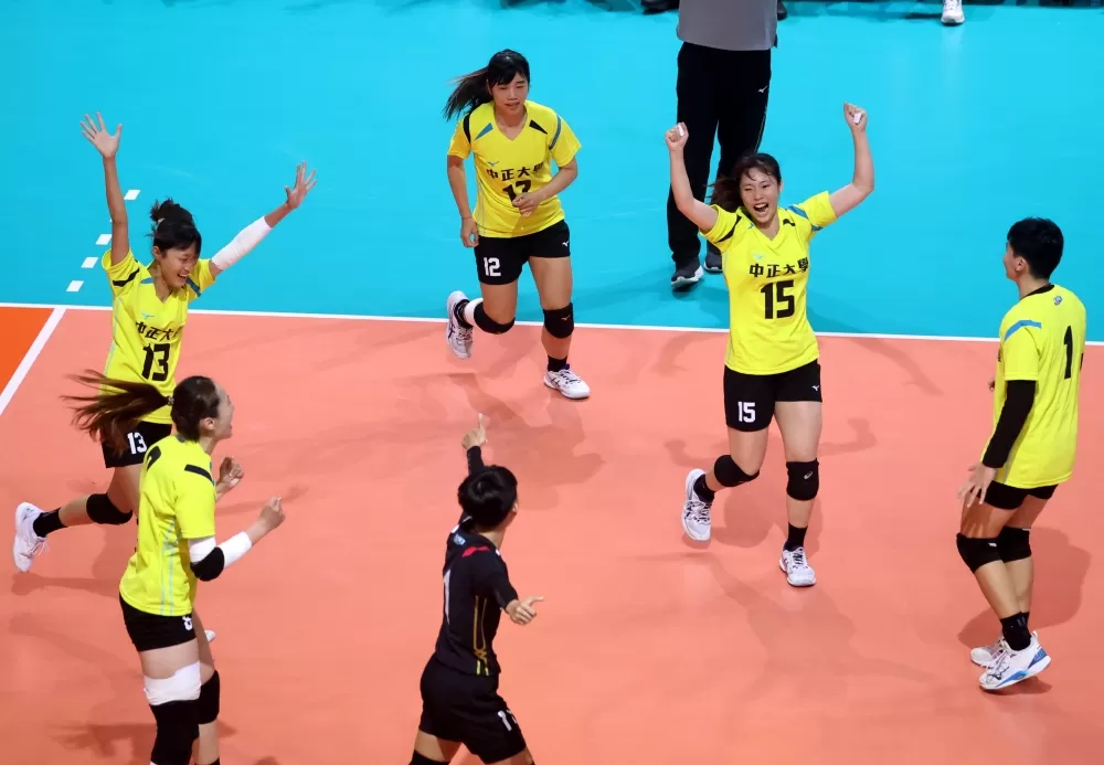 中正大學打出好球後超嗨。林嘉欣/攝影。