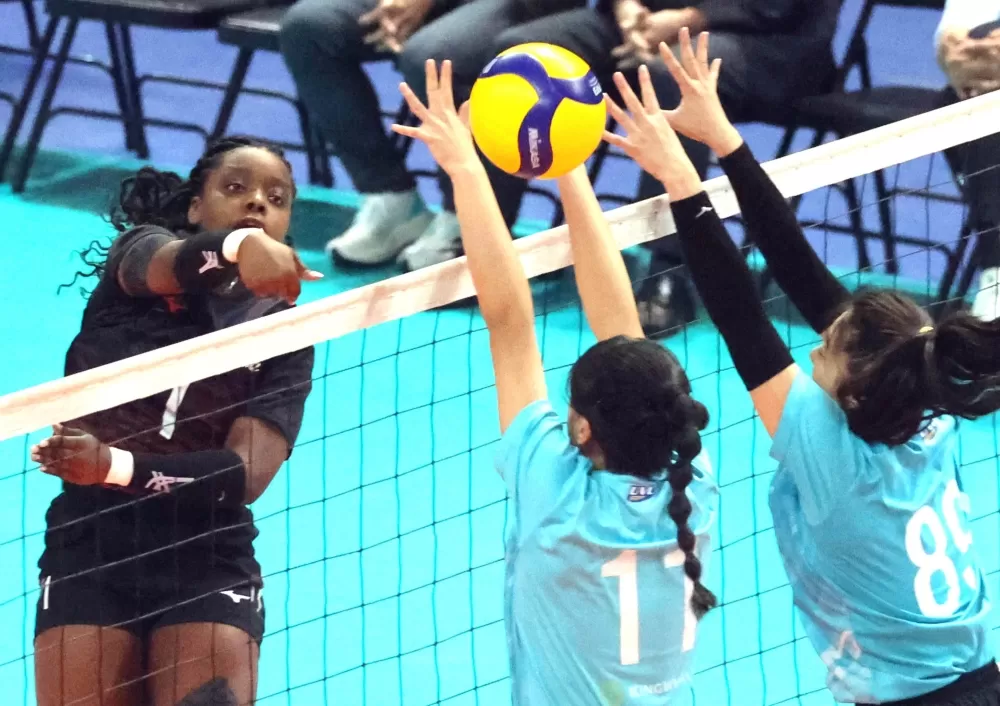 臺師大李貝兒(左)榮膺UVL最有價值球員。林嘉欣/攝影。