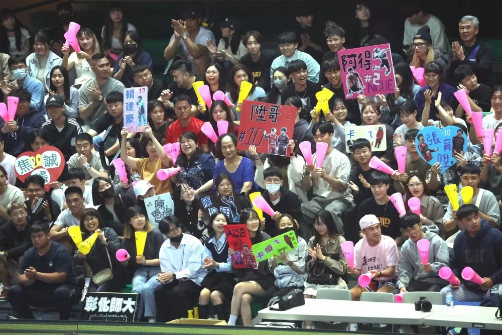 彰師大加油團陣容龐大。林嘉欣／攝影。