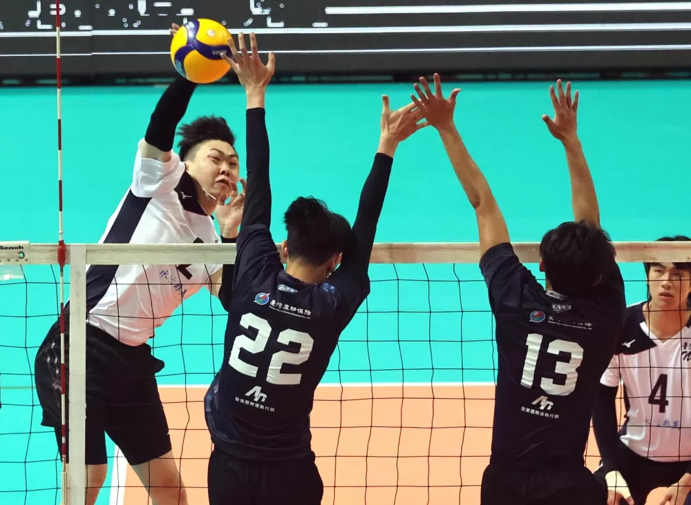 台師大洪榮發（左)獲頒最佳舉球員對角攻擊球員。林嘉欣／攝影。